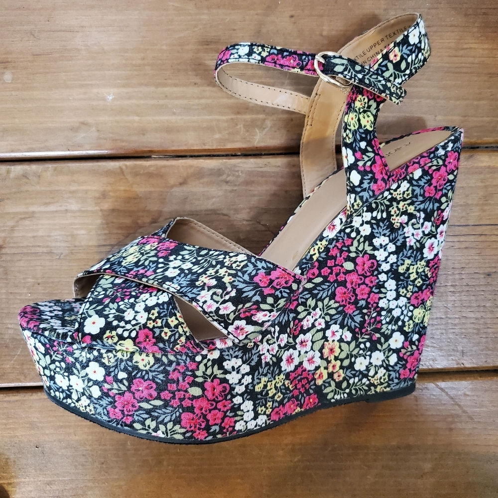 Floral print wedge